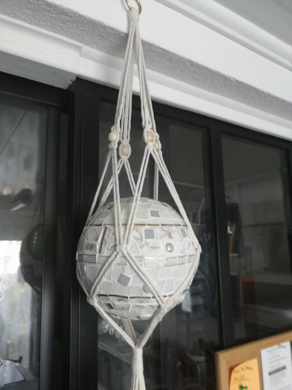 Boule décorative en mosaïque blanche et nacrée, création de Muriel Dintheer