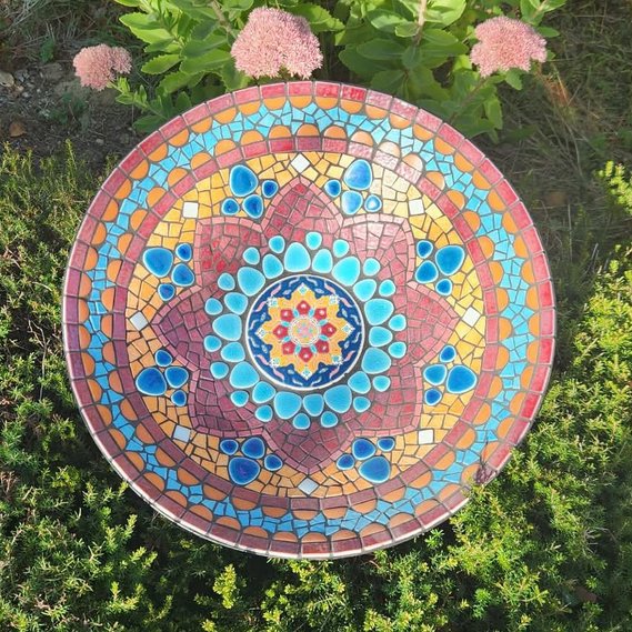Coupelle en mosaïque à motif mandala, tons rouges, orange et turquoise