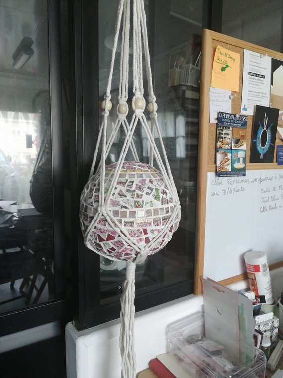 Boule décorative en mosaïque rose, création de Muriel Dintheer