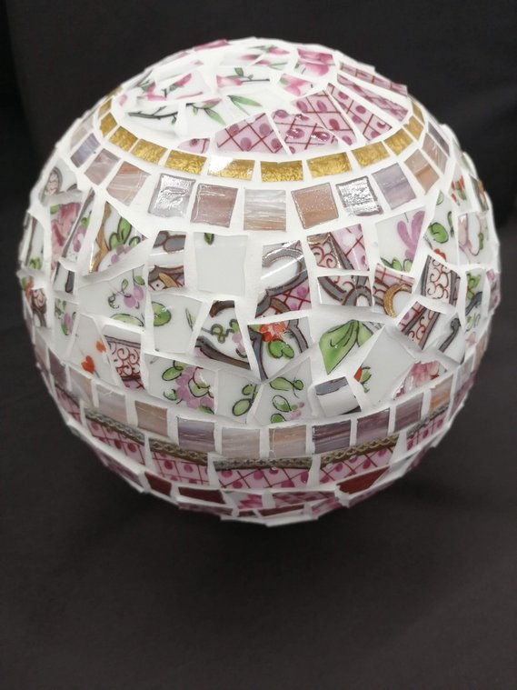 Boule décorative en mosaïque rose, vue rapprochée