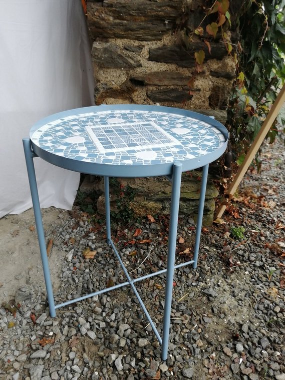 Guéridon habillé d'une mosaïque bleue, vue sous un autre angle