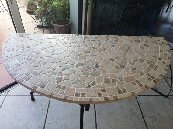 Table habillée d'une mosaïque en marbre d'inspiration romaine