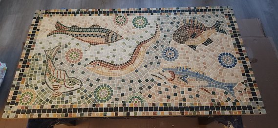 Table en marbre d'inspiration romaine terminée, mosaïque de poissons