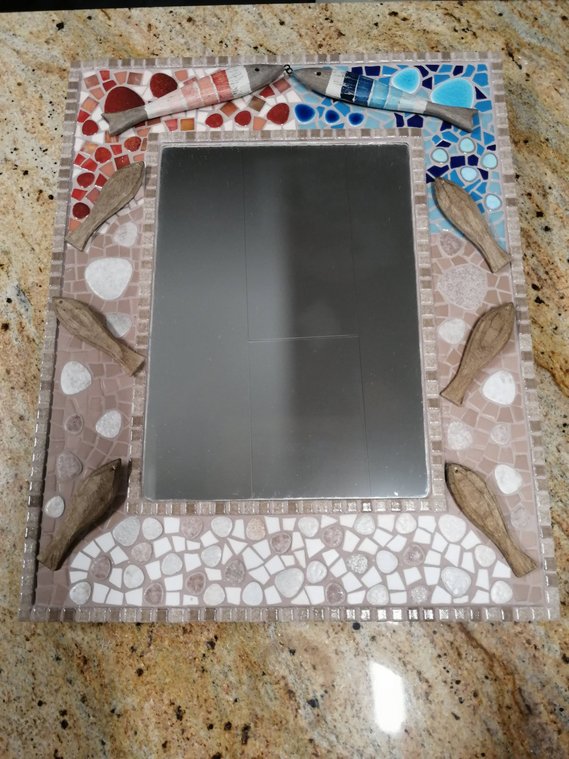 Miroir encadré d'une mosaïque à motif de poissons