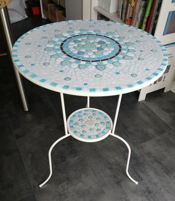 Guéridon habillé d'une mosaïque bleue, création de Muriel Dintheer