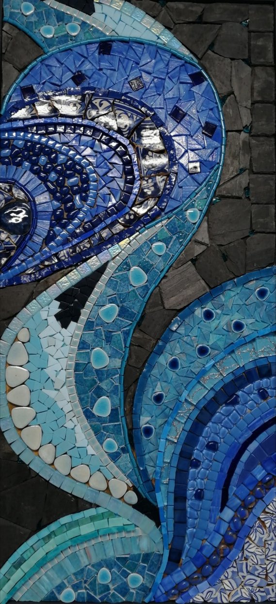 Panneau mural en mosaïque abstrait, vagues et volutes en dégradé de bleu