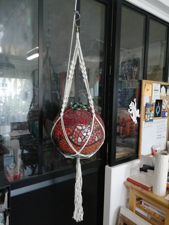 Boule décorative en mosaïque rouge, création de Muriel Dintheer