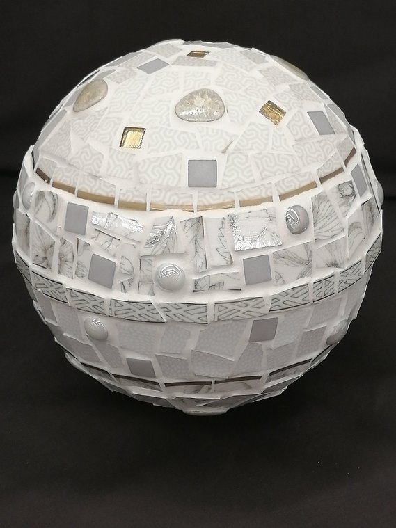 Boule décorative en mosaïque blanche et nacrée, vue rapprochée