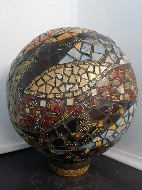 Boule décorative en mosaïque inspirée de motifs chinois