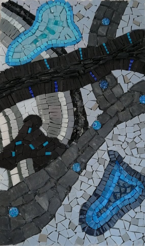 Panneau mural en mosaïque abstrait aux formes géométriques grises, noires et turquoise