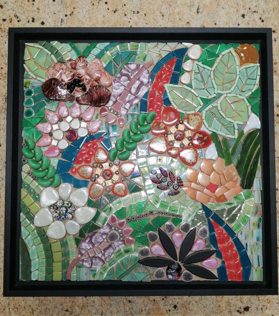 Composition en mosaïque à motif végétal, avec joints apparents