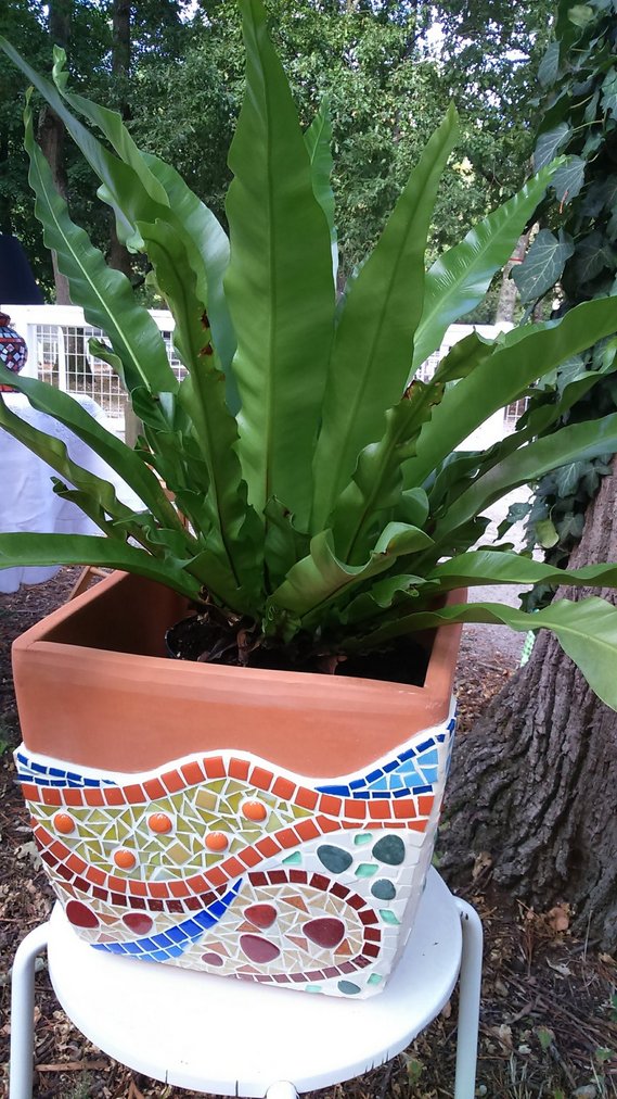 Pot décoratif habillé d'une mosaïque, création de Muriel Dintheer